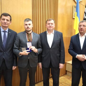 Волонтера з Бурштина Ігоря Харіва нагородили медаллю “Доблесть Прикарпаття”