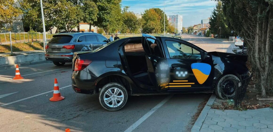 У Франківську водій таксі вчинив аварію: пасажирку з травмами госпіталізовано (ФОТО)