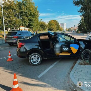 У Франківську водій таксі вчинив аварію: пасажирку з травмами госпіталізовано (ФОТО)