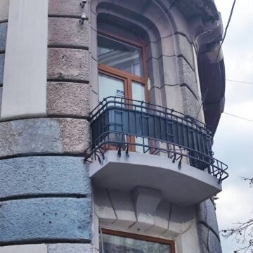 На вулиці Січових стрільців відреставрували аварійний балкон