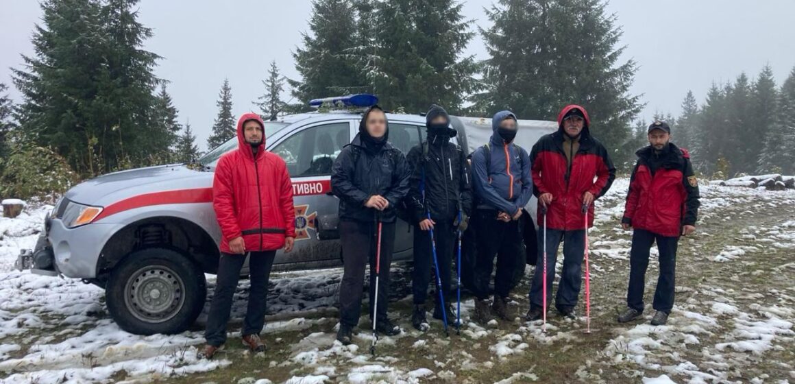 Рятувальники надали допомогу трьом туристам, яких у горах застала негода (ФОТОФАКТ)