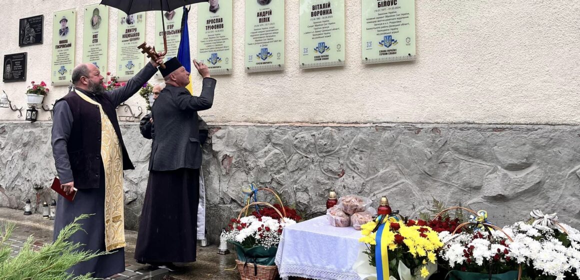 У Бурштині відкрили меморіальні дошки двом полеглим захисникам – Андрію Білоусу та Віталію Воронці