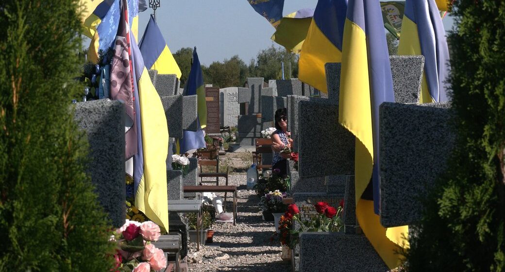 На Алеї героїв поблизу Франківська зафіксували дефекти у написах на пам’ятниках полеглим воїнам
