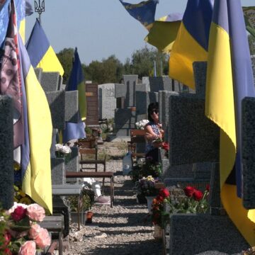 На Алеї героїв поблизу Франківська зафіксували дефекти у написах на пам’ятниках полеглим воїнам На Алеї героїв поблизу Франківська зафіксували дефекти у написах на пам’ятниках полеглим воїнам