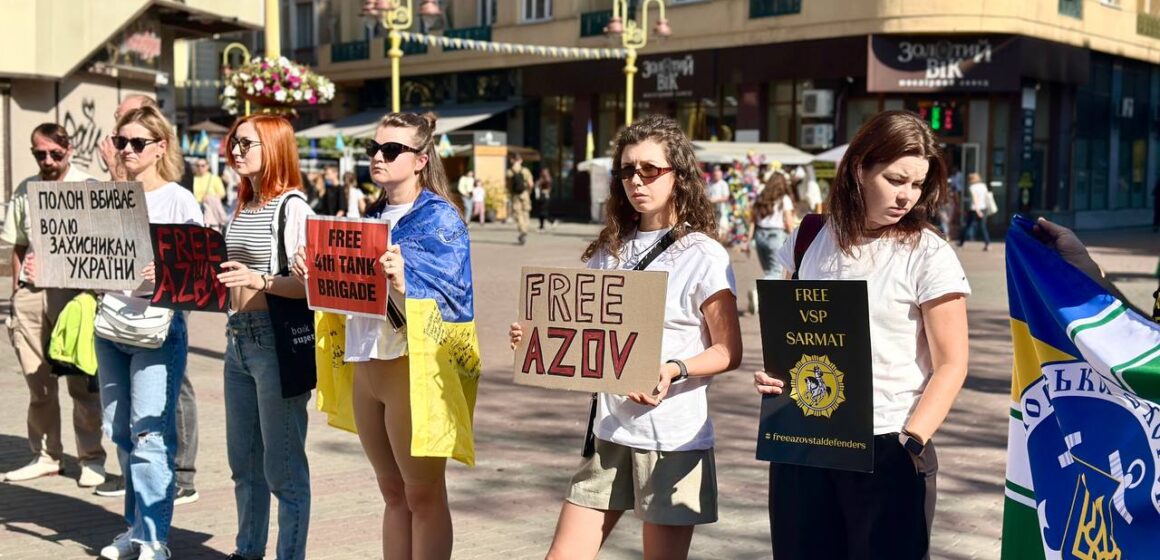 “Полон страшний, а не почесний”: у Франківську відбулась чергова акція-нагадування про військовополонених та зниклих безвісти 