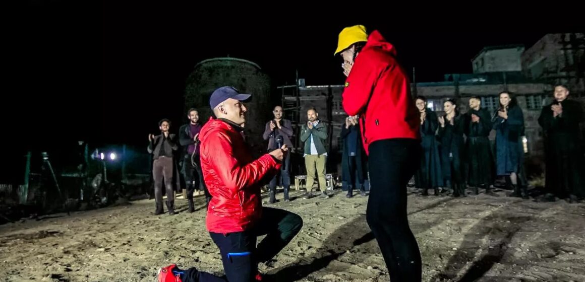 На вершині кохання: гірський рятувальник освідчився на вершині гори, де несе службу На вершині кохання: гірський рятувальник освідчився на вершині гори, де несе службу