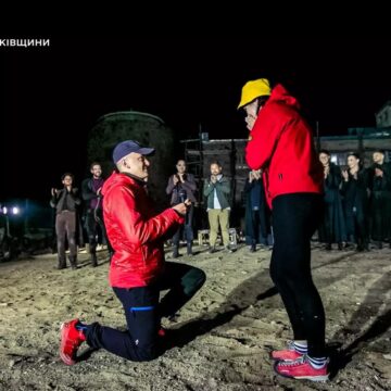 На вершині кохання: гірський рятувальник освідчився на вершині гори, де несе службу На вершині кохання: гірський рятувальник освідчився на вершині гори, де несе службу