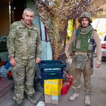 Бурштинські енергетики передали на фронт антену, що використовується для роботи БПЛА, та пристрій РЕБ