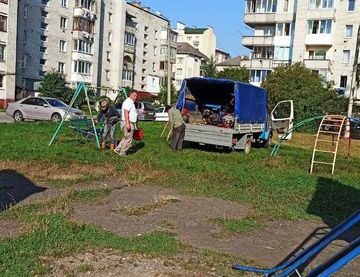 Долинські комунальники довели до ладу майданчик на вулиці Чорновола