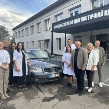 Долинська лікарня отримала автомобіль від Конфедерації українців Латвії