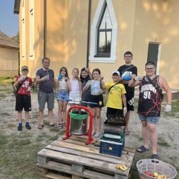 Молодь долинського храму виготовила сік із яблук з парафіяльного саду