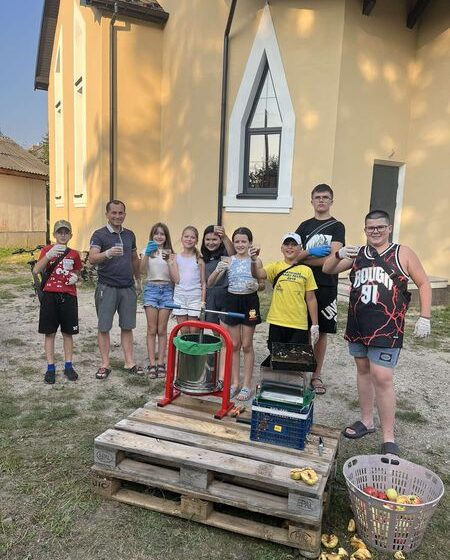 Молодь долинського храму виготовила сік із яблук з парафіяльного саду