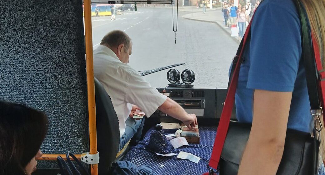 В Івано-Франківську звільнили водія маршрутки № 22, який образив матір полеглого воїна В Івано-Франківську звільнили водія маршрутки № 22, який образив матір полеглого воїна