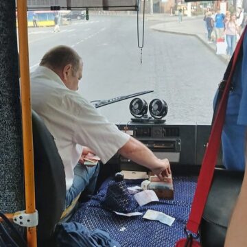В Івано-Франківську звільнили водія маршрутки № 22, який образив матір полеглого воїна В Івано-Франківську звільнили водія маршрутки № 22, який образив матір полеглого воїна