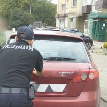 Калуські поліцейські допомогли водієві прибрати несправне авто з дороги