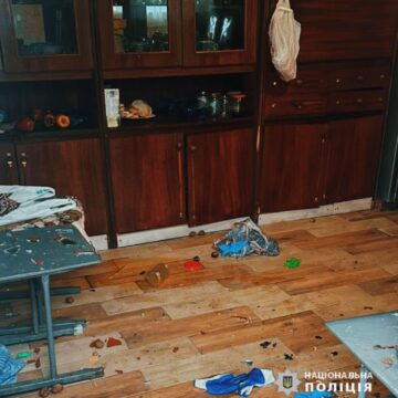 Поліцейські Коломийщини оперативно затримали хулігана, який побив подружжя