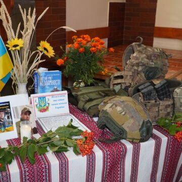 Під час творчого вечора в Стебнику зібрали понад 11 тисяч гривень для наших воїнів
