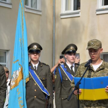 У Надвірній відбулася урочиста посвята 96 ліцеїстів Прикарпатського військово-спортивного ліцею на вірність Україні та її народу У Надвірній відбулася урочиста посвята 96 ліцеїстів Прикарпатського військово-спортивного ліцею на вірність Україні та її народу