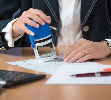 Незаконно «здала» в оренду понад 55 гектарів землі: на Прикарпатті судитимуть начальницю ЦНАПу
