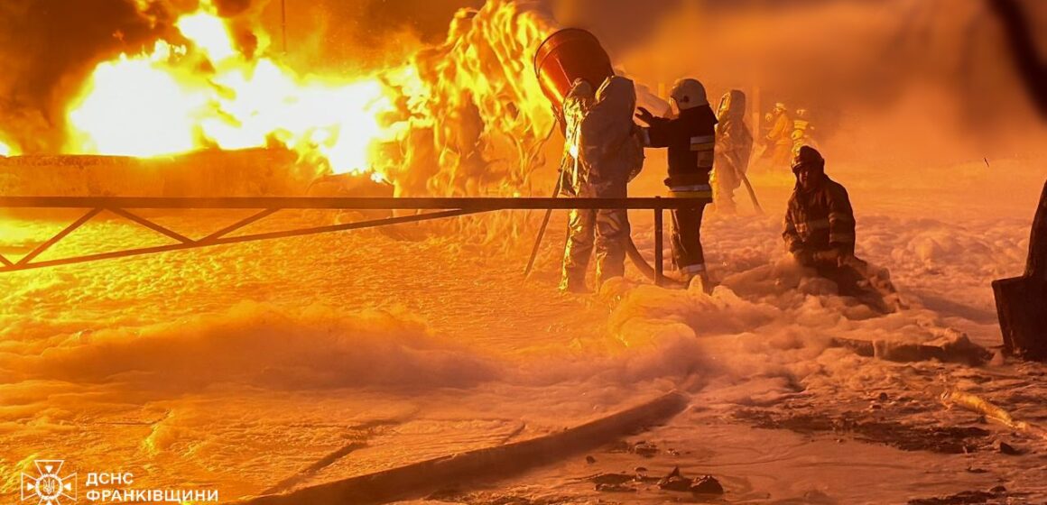 Рятувальники загасили пожежу на промисловому підприємстві, що виникла через ворожу атаку (ФОТО З МІСЦЯ) Рятувальники загасили пожежу на промисловому підприємстві, що виникла через ворожу атаку (ФОТО З МІСЦЯ)