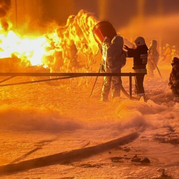 Рятувальники загасили пожежу на промисловому підприємстві, що виникла через ворожу атаку (ФОТО З МІСЦЯ) Рятувальники загасили пожежу на промисловому підприємстві, що виникла через ворожу атаку (ФОТО З МІСЦЯ)