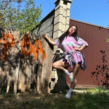 «Покайся, курво, Бог всьо бачить»: прикарпатська співачка FIЇNKА презентувала нову пісню