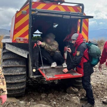 Рятувальники двох областей допомогли жінці, що травмувалась в горах Рятувальники двох областей допомогли жінці, що травмувалась в горах