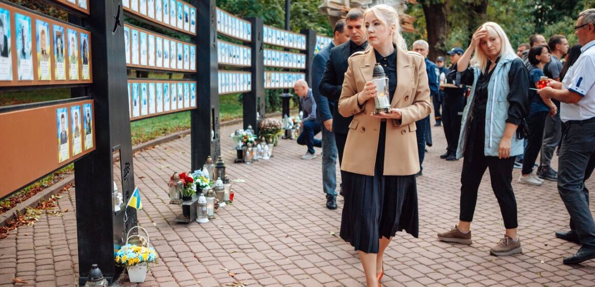 В Івано-Франківську рідним полеглих у російсько-українській війні захисників вручили їх посмертні нагороди