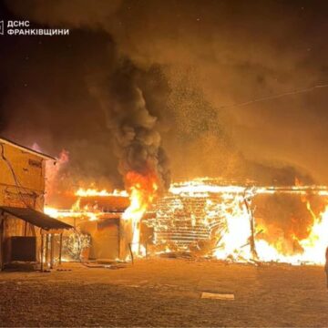 Рятувальники ліквідували масштабну пожежу в Коломиї