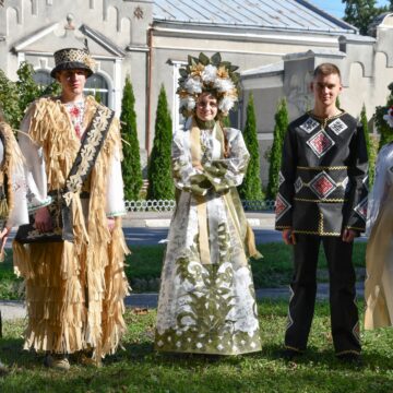 Юні опільчанки презентуватимуть у Польщі неймовірні вбрання в етноекостилі