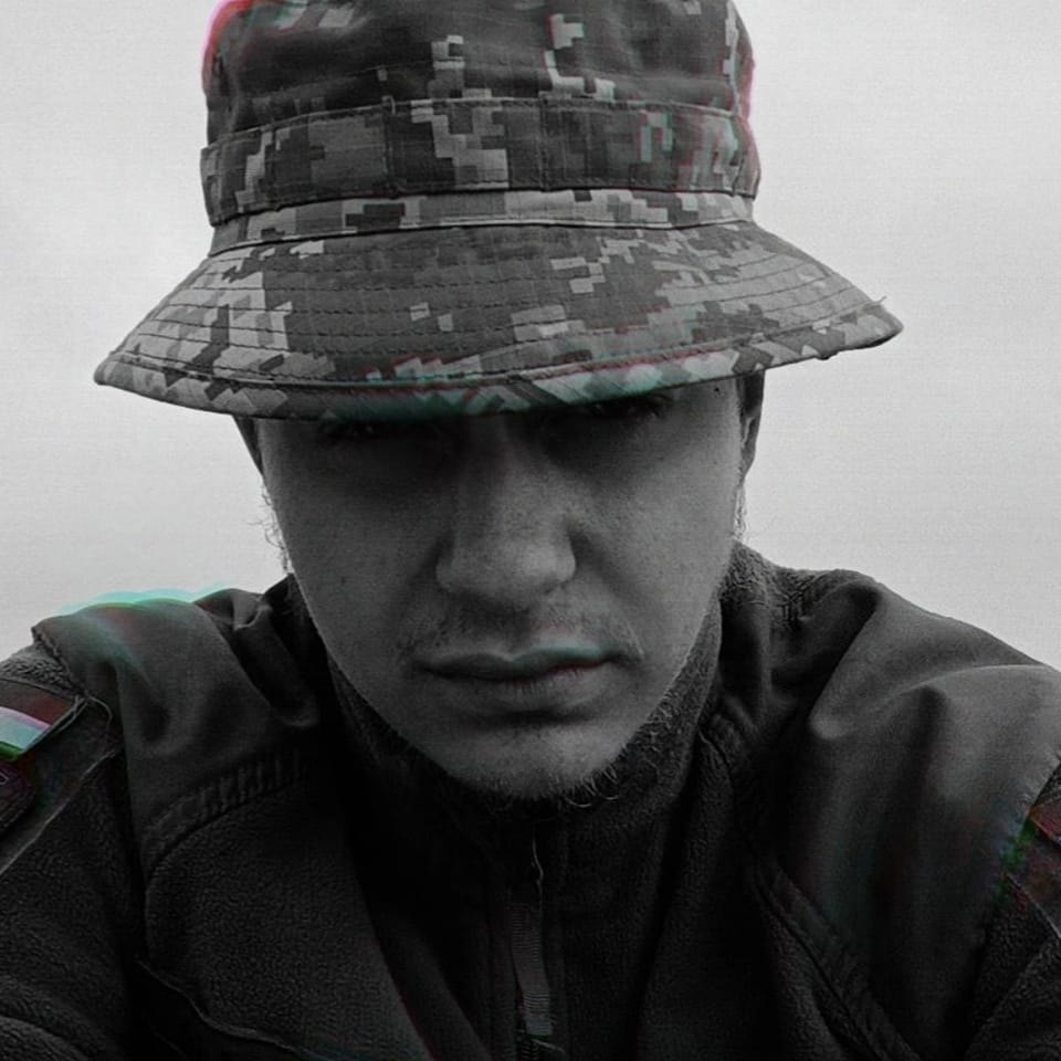 Поет, закоханий у «богиню війни» Поет, закоханий у «богиню війни»