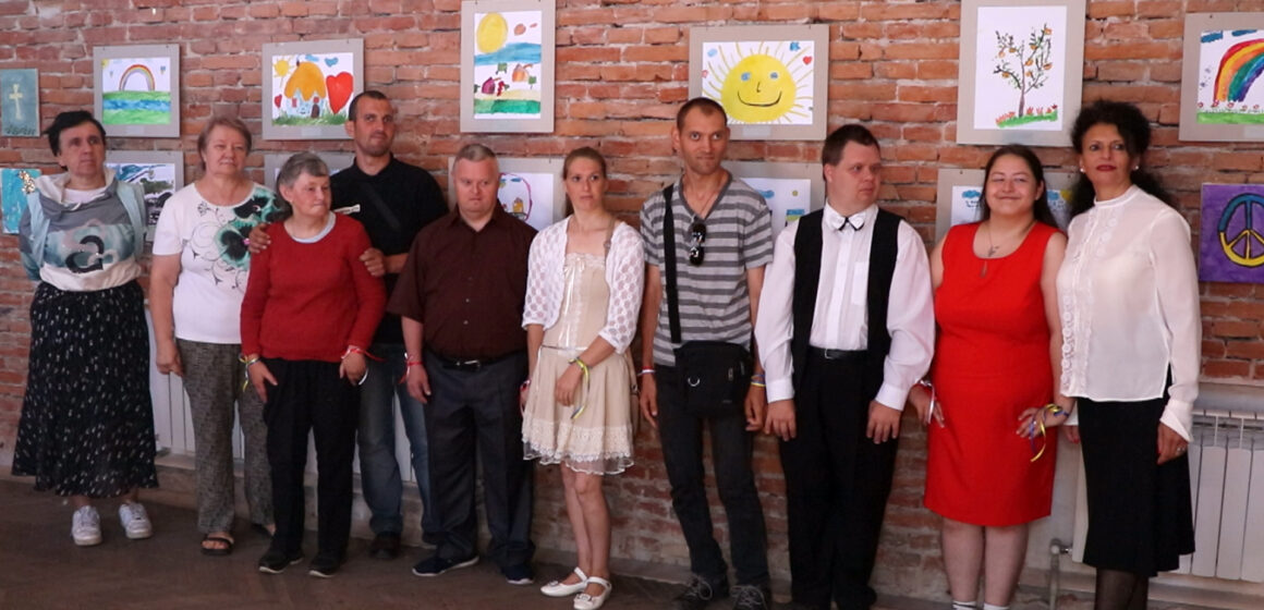 «Різні, але рівні»: в Коломиї відкрили виставку малюнків людей з особливими потребами