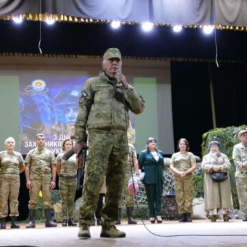 400 фронтових днів Іллі Тітка: у Калуші відбулась прем’єра постановки “Боєць із позивним “Сват” 400 фронтових днів Іллі Тітка: у Калуші відбулась прем’єра постановки “Боєць із позивним “Сват”