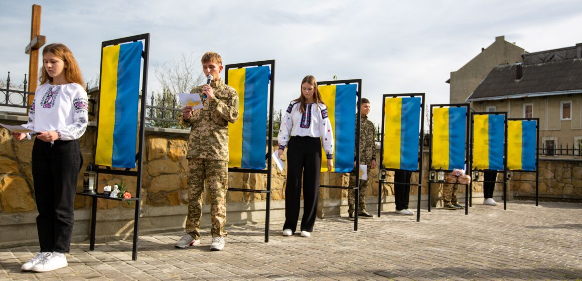 В Підпечерах відкрили меморіал полеглим захисникам України В Підпечерах відкрили меморіал полеглим захисникам України
