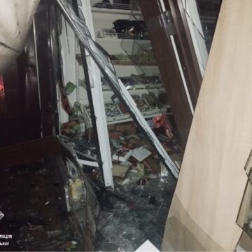 В Івано-Франківську водій BMW розтрощив продуктовий кіоск і втік (ФОТО)