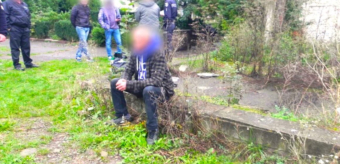На Коломийщині рецидивіст пограбував жінку на зупинці