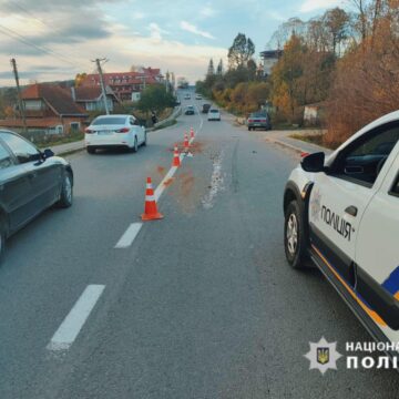 Переходила дорогу у невстановленому місці: у Ворохті керманич легковика збив жінку (ФОТО)