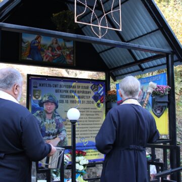 У Верховині відкрили меморіальний стенд полеглому захиснику Юрію Шекеряку