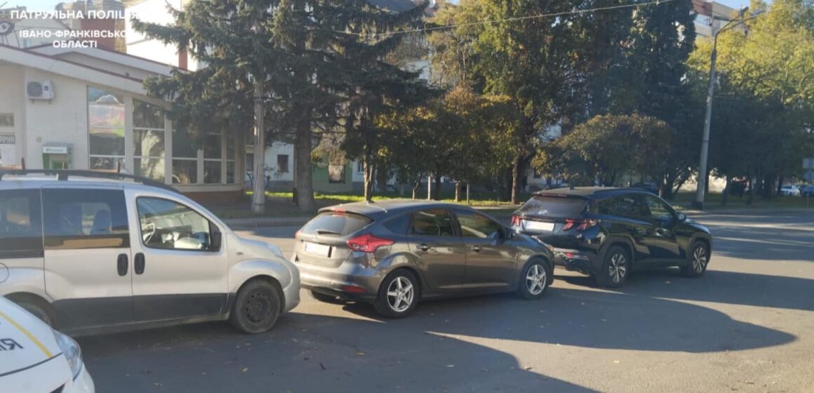 В Івано-Франківську трапилась ДТП за участі трьох автомобілів