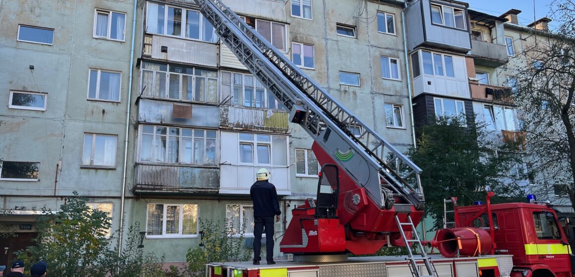 В Калуші рятувальники допомогли літньому чоловікові, який упав в помешканні та не міг піднятися