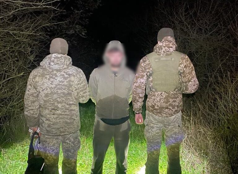 «Я хочу здатися»: прикарпатець хотів незаконно потрапити в Угорщину і ледь не втопився у болоті