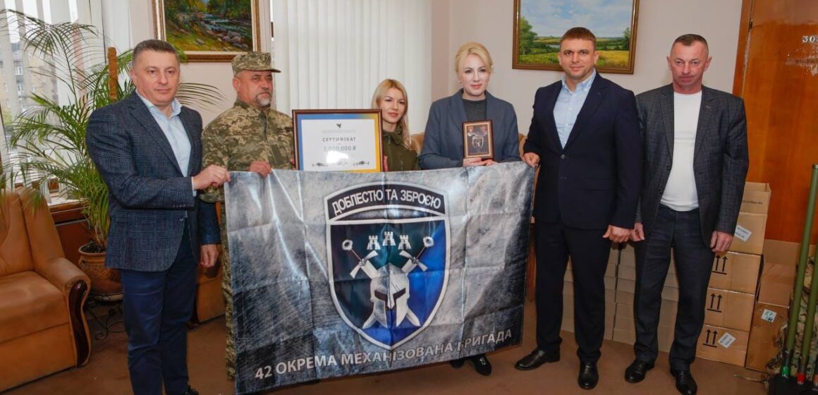 Із Прикарпаття для потреб 42 ОМБ передали обладнання, комп’ютерну техніку і сертифікат на 2 млн грн
