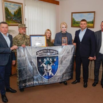 Із Прикарпаття для потреб 42 ОМБ передали обладнання, комп’ютерну техніку і сертифікат на 2 млн грн