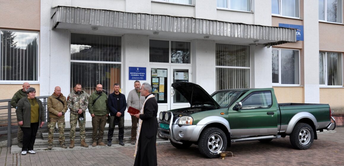 Богородчанська громада передала пікап для морських піхотинців (ФОТО)
