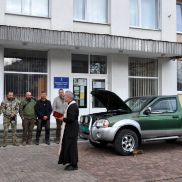 Богородчанська громада передала пікап для морських піхотинців (ФОТО)
