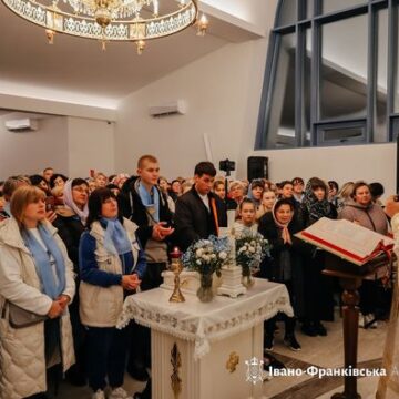 Майже півтори тисячі матерів зібралися у Відпустовому центрі в Старуні, щоб об’єднатися в молитві за своїх дітей, родини та мир в Україні