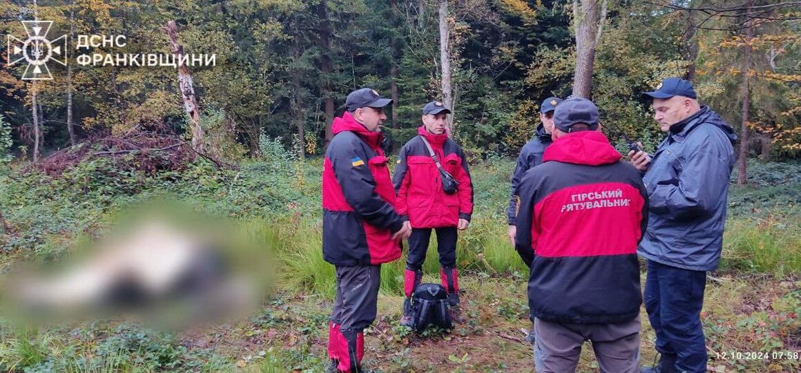 Сьогодні вранці рятувальники разом із місцевими жителями виявили тіла двох чоловіків у лісових масивах Калуського та Коломийського районів