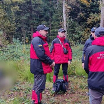 Сьогодні вранці рятувальники разом із місцевими жителями виявили тіла двох чоловіків у лісових масивах Калуського та Коломийського районів