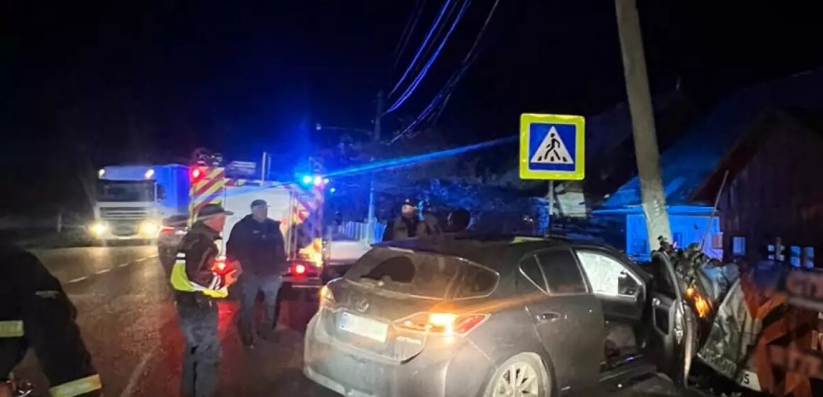 В Надвірній автомобіль врізався в електроопору