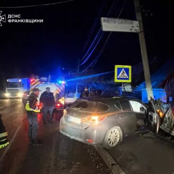 В Надвірній автомобіль врізався в електроопору
